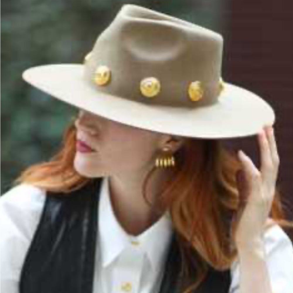 REVIVED  - women’s sage Green vintage‎ charm Hat 100% wool felt